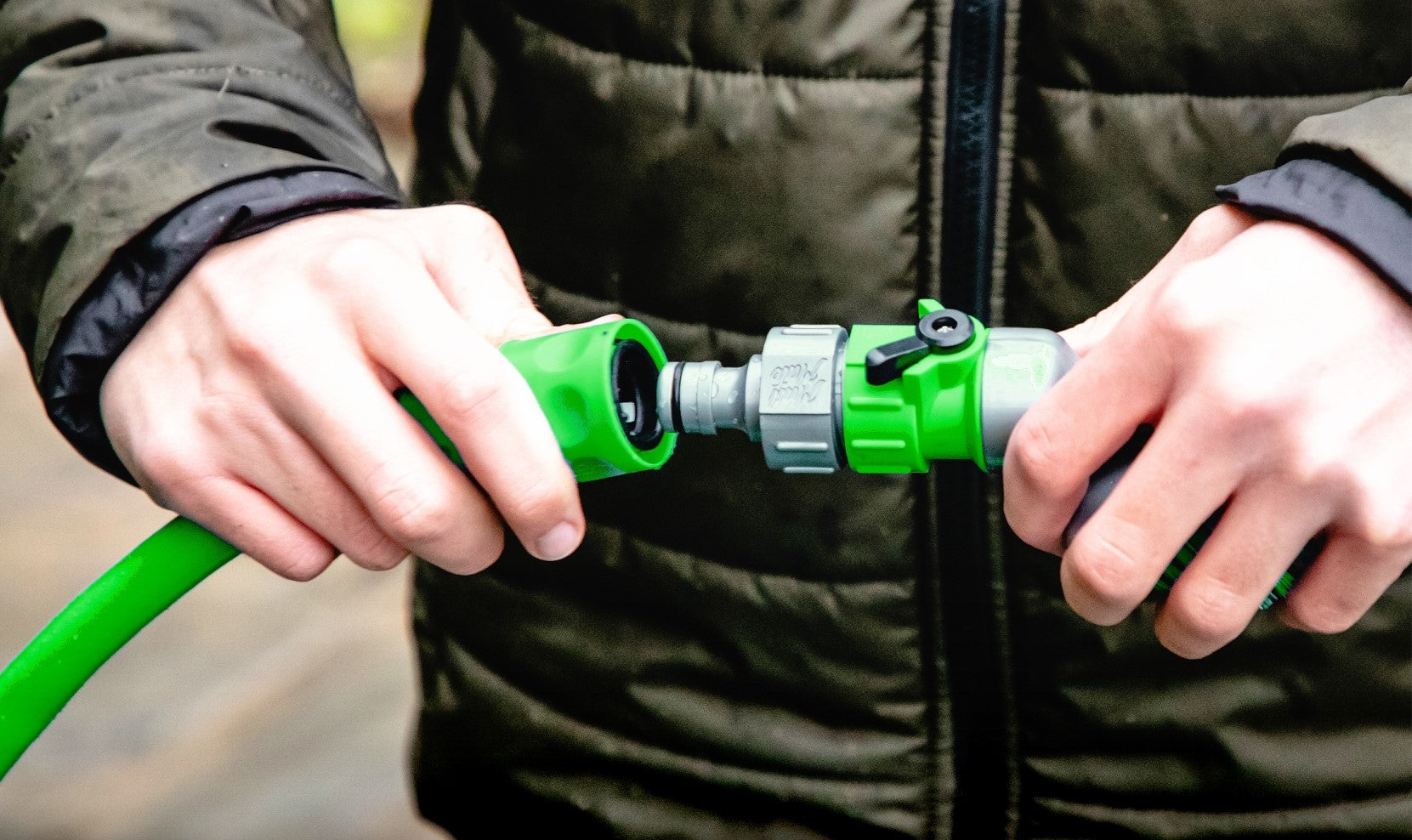 Fastens on a hosepipe for easy cleaning at home